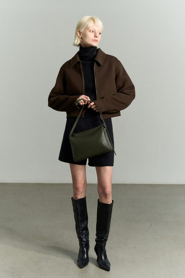 세련된 스타일을 완성하는 TRIO 레더Bag 카키입니다. 부드러운 소가죽과 나파레더 소재로 제작되어 고급스러운 질감을 선사하며, 여성스러운 오피스룩, 출근룩, 모임룩에 잘 어울립니다. 미디엄 사이즈로 실용적인 수납력을 자랑하며, 가방 내부 3칸 구조와 스트랩으로 편의성을 더했습니다. 무지 디자인에 로고 장식으로 포인트를 주어 클래식, 미니멀, 시크한 스타일을 연출할 수 있습니다. 세탁은 가죽 전문점에 맡겨 관리해주시고, 코튼 안감으로 섬세함을 더했습니다.
