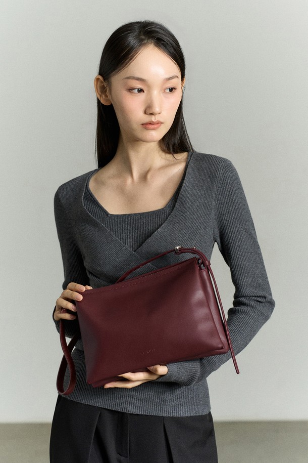 TRIO 레더 백 버건디는 부드러운 소가죽과 나파 레더 소재로 제작된 여성 숄더백입니다. 미디엄 사이즈의 사각 쉐입에 무지 패턴으로, 클래식, 미니멀, 시크 스타일을 연출하기 좋습니다. 내부는 코튼 안감으로 마감되었으며, 3칸으로 분리된 실용적인 수납공간과 스트랩이 있어 데이트룩, 모임룩, 오피스룩 등 다양한 TPO에 활용할 수 있습니다. 가로 28cm, 세로 20cm, 폭 8cm로, 로고 디자인이 돋보입니다.
