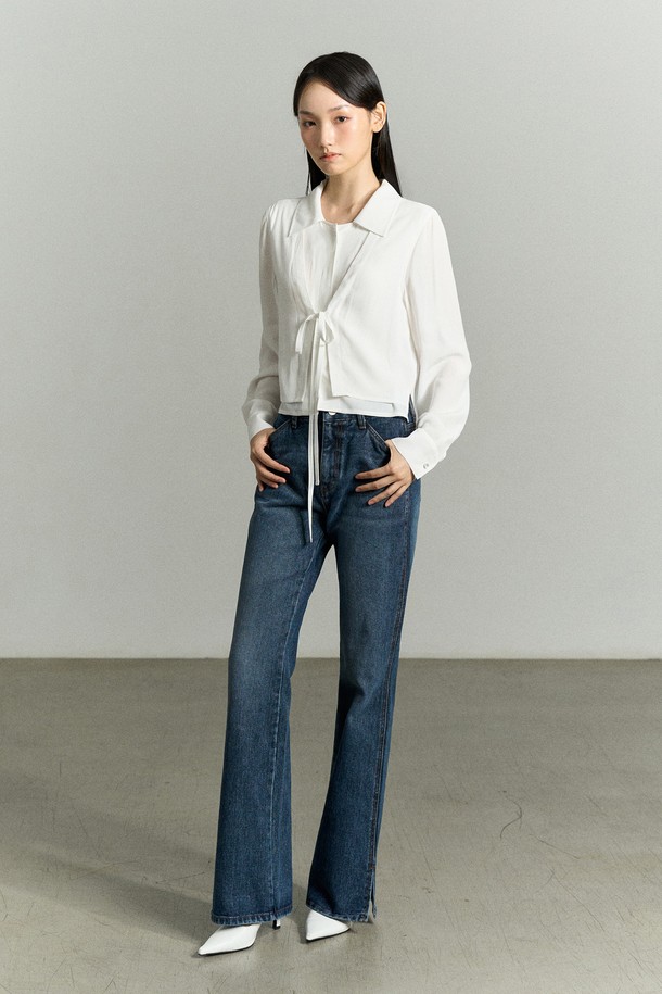 워시드 블루 컬러의 SLIT-HEM 부츠컷 데님 청바지입니다. 부드러운 촉감의 데님과 코튼 혼방 소재로 제작되어 편안한 착용감을 선사합니다. 밑단 트임 디테일이 돋보이며, RE RHEE 로고 자수와 리이(RE RHEE) 로고 각인 캔톤으로 포인트를 더했습니다. 간결한 포켓 디자인과 레귤러 핏으로 캐주얼하면서도 세련된 스타일을 연출할 수 있으며 봄, 여름, 가을 데일리룩과 쇼핑, 카페룩에 활용하기 좋습니다. 미니멀하고 클래식한 무드를 즐겨보세요.
