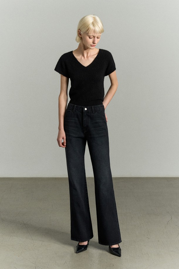 워시드 블랙 컬러의 SLIT-HEM 부츠컷 데님 청바지입니다. 부드러운 코튼 소재로 제작되어 편안한 착용감을 선사하며, 사계절 내내 활용 가능합니다. 밑단 슬릿 디테일이 돋보이며, 뒷 허리 로고 자수와 간결한 앞 포켓 디자인으로 포인트를 더했습니다. 레귤러핏으로 캐주얼, 미니멀, 클래식 스타일을 연출하기 좋으며, 리이 로고 각인 캔톤 마감으로 고급스러움을 더했습니다. 쇼핑룩이나 카페룩 등 다양한 TPO에 매치하여 세련된 스타일을 완성해보세요.
