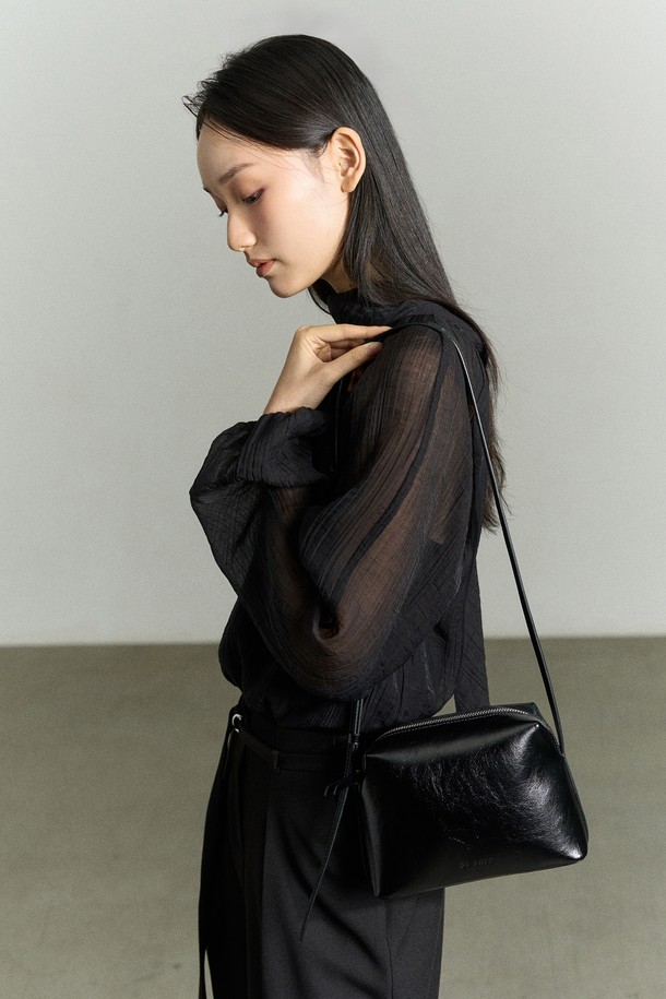 하이넥 시스루 슬리브 블라우스는 여성스러운 매력을 극대화하는 아이템입니다. 우아하고 엘레강스한 스타일을 연출하며, 봄, 가을 시즌에 적합합니다. 얇고 부드러운 텐셀, 나일론, 폴리에스터 혼방 소재로 제작되어 편안한 착용감을 선사합니다. 하이넥 디자인과 벌룬 소매, 셔링 및 타이 디테일이 더해져 페미닌한 무드를 강조하며, 비침이 있는 시스루 소매는 은은한 섹시함을 더합니다. 오피스룩, 모임룩, 소개팅룩 등 다양한 TPO에 활용 가능하며, 클래식, 미니멀, 로맨틱 스타일을 즐기는 분들께 추천합니다.
