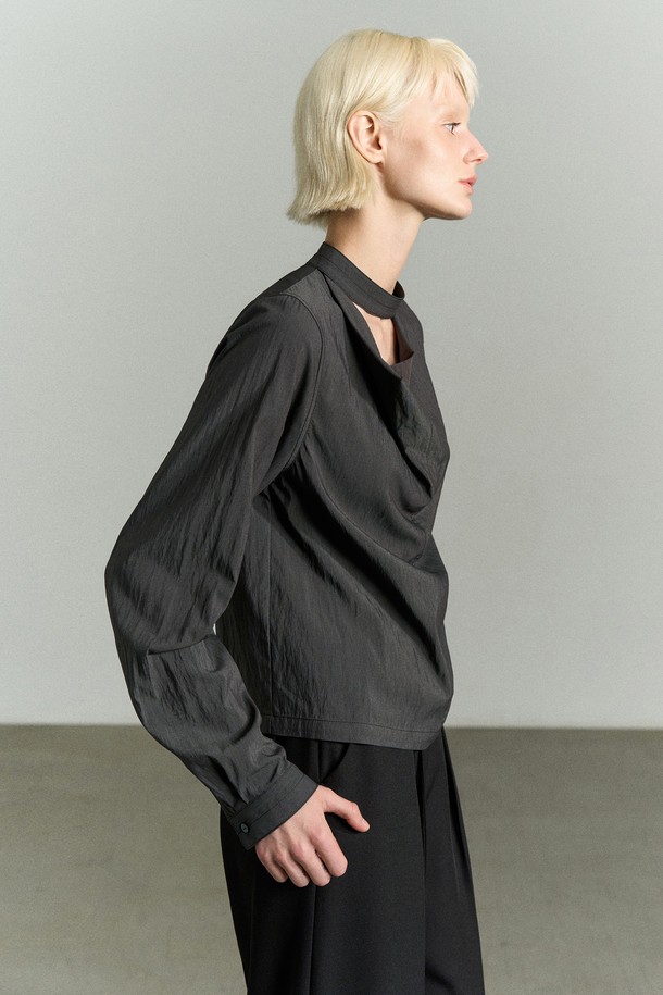"넥 디테일 드레이핑 블라우스"는 우아함과 모던함을 동시에 표현하는 여성 블라우스입니다. 부드러운 레이온과 나일론 혼방 소재로 제작되어, 은은한 광택감과 부드러운 촉감을 선사합니다. 얇은 두께감으로 사계절 내내 활용 가능하며, 카울넥 디자인과 타이 디테일이 특징입니다. 구김이 적어 관리가 용이하며, 2버튼으로 사이즈 조절이 가능하고, 커프스 단추 디테일로 고급스러움을 더했습니다. 오피스룩, 모임룩, 소개팅룩 등 다양한 TPO에 맞춰 클래식, 미니멀, 시크한 스타일을 연출해보세요.
