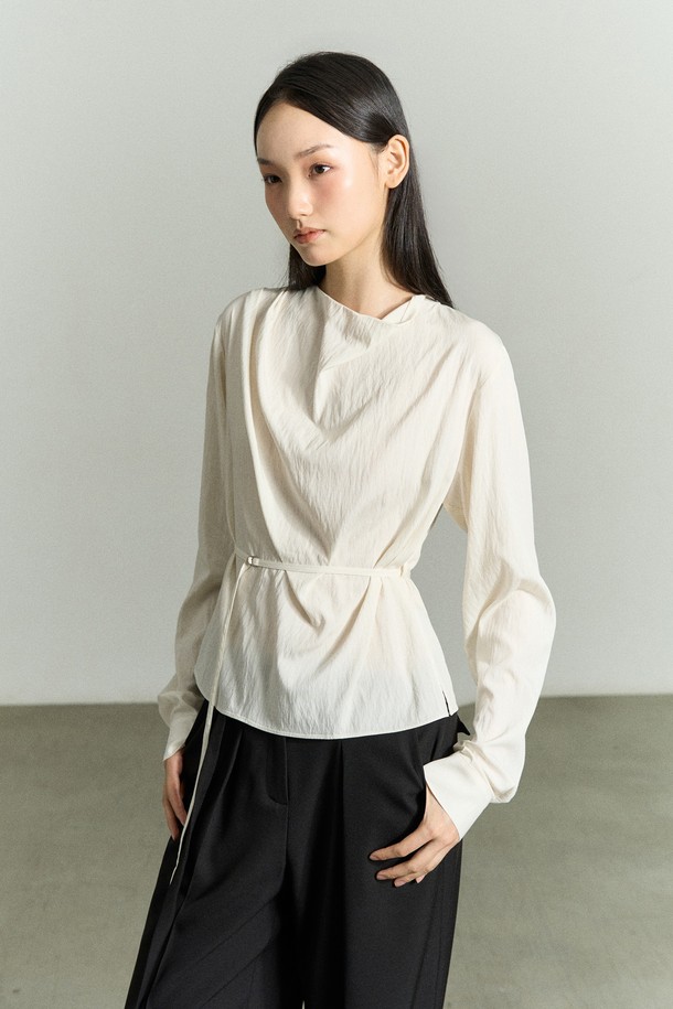 우아하고 세련된 무드의 "드레이프 넥 벨티드 블라우스"입니다. 은은하게 드레이핑된 카울넥 디자인이 여성스러운 실루엣을 연출하며, 허리 스트랩 벨트로 허리 라인을 강조하여 더욱 슬림해 보이는 효과를 줍니다. 부드러운 레이온과 나일론 혼방 소재로 제작되어, 얇지만 고급스러운 촉감을 선사하며 편안하게 착용할 수 있습니다. 깔끔한 화이트 컬러에 무지 디자인으로 어떤 하의와도 잘 어울리며, 데일리룩, 포멀룩, 캐주얼룩 등 다양한 스타일을 소화할 수 있습니다. 구김이 적고 관리가 용이하여 실용적이며, 오피스룩, 모임룩, 소개팅룩 등 TPO에 맞춰 폭넓게 활용할 수 있습니다.
