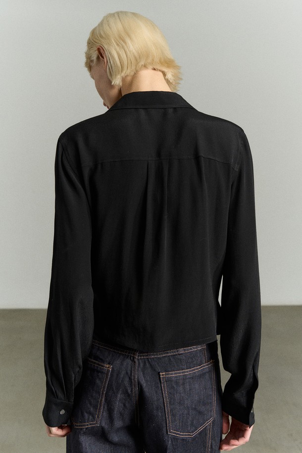 프론트 타이 레이어드 셔츠 블라우스 블랙은 시크, 로맨틱, 모던 스타일을 모두 아우르는 여성 의류입니다. 부드러운 레이온 소재로 제작되었으며, 앞판 이중 레이어드 디자인과 리본 디테일이 특징입니다. 와이드 카라와 세미 크롭 기장으로 세련된 실루엣을 연출하며, 긴 소매로 FW 시즌에도 따뜻하게 착용할 수 있습니다. 리얼 자개 로고 버튼과 비침 방지 레이어드로 고급스러움을 더했습니다. 데이트룩, 모임룩, 오피스룩 등 다양한 TPO에 활용하여 시크하고 클래식하며 미니멀한 스타일을 완성해보세요.
