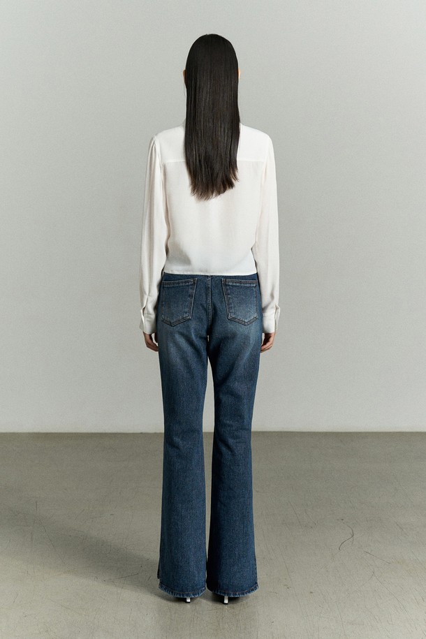 세련된 무드의 FRONT-TIE 레이어드 셔츠 블라우스 화이트입니다. 부드러운 레이온 소재로 제작되어 편안한 착용감을 선사하며, 앞판 이중 레이어드 구조와 리본 디테일이 여성스러운 포인트를 더합니다. 와이드 카라 디자인과 레귤러핏으로 어떤 스타일에도 잘 어울리며, 가을, 겨울 시즌 데이트룩, 카페룩, 모임룩과 같은 TPO에 맞춰 클래식, 미니멀, 로맨틱 스타일을 연출할 수 있습니다. 비침 방지 기능과 자개 로고 버튼으로 고급스러운 마감 처리를 하였으며, 긴 소매 기장과 얇은 두께감으로 레이어드하여 다양한 스타일링을 즐기기 좋습니다.
