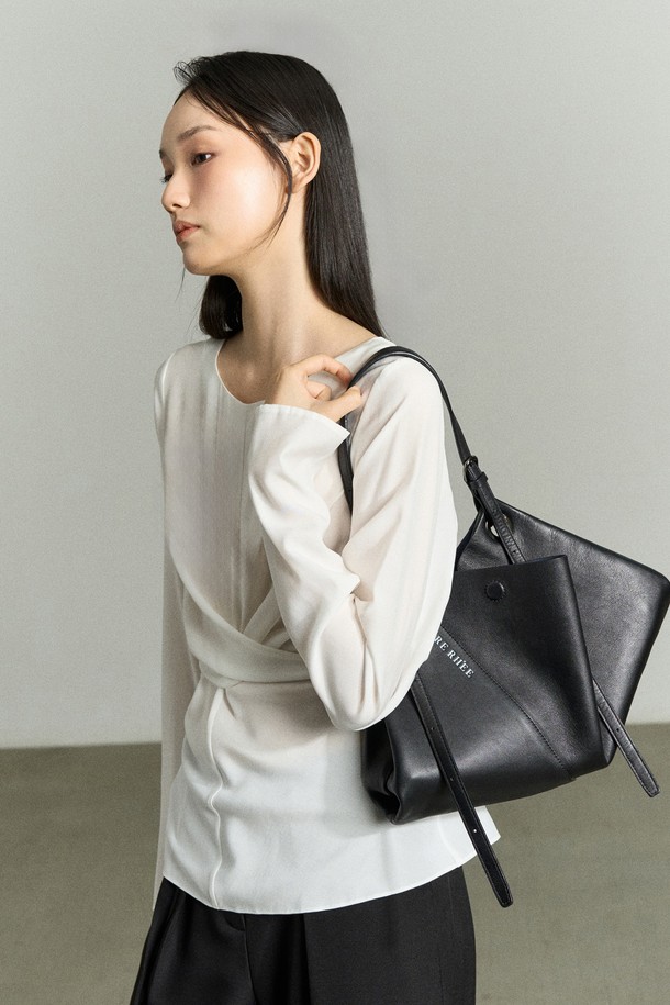 우아하고 페미닌한 무드의 FRONT WRAP BLOUSE (프론트 랩 블라우스)입니다. 봄, 여름 시즌에 어울리는 슬림핏 블라우스로, 부드러운 레이온과 폴리에스터 혼방 소재로 제작되어 은은한 광택과 시원한 착용감을 선사합니다. 라운드 넥에 긴 소매 기장이며, 앞면 꼬임 디테일과 뒷면 타이, 소매 단추 디테일이 여성스러운 포인트를 더합니다. 데이트룩, 카페룩, 모임룩 등 다양한 TPO에 클래식, 미니멀, 로맨틱 스타일로 연출해보세요. 뒷목 단추 여밈으로 깔끔하게 마무리됩니다.
