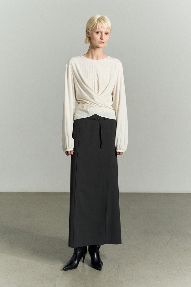 "WAIST WRAP 블라우스 펄"은 여성스러운 분위기를 연출하는 블라우스입니다. 부드러운 레이온과 나일론 혼방 소재로 제작되어 은은한 광택감과 편안한 착용감을 선사합니다. 슬림핏 디자인에 허리 라인을 강조하는 크로스 랩 스타일과 뒷면 매듭 디테일이 특징이며, 셔링 소매로 로맨틱한 무드를 더했습니다. 라운드넥과 긴 소매, 얇은 두께감으로 봄, 여름 데일리룩과 일상룩에 적합하며, 데이트룩, 카페룩, 모임룩 등 다양한 TPO에 활용할 수 있습니다.
