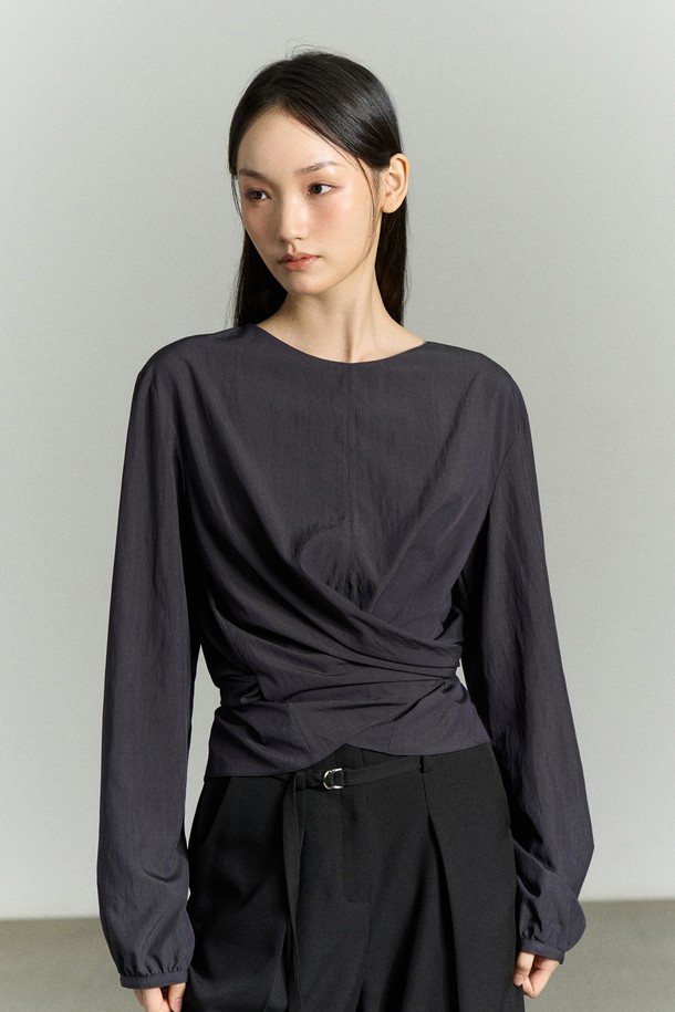 WAIST WRAP BLOUSE CHARCOAL (웨이스트 랩 블라우스 차콜)은 우아하고 페미닌한 무드를 연출하는 여성 블라우스입니다. 차콜 컬러의 슬림핏 디자인으로, 봄, 가을 시즌에 적합합니다. 부드러운 레이온과 나일론 혼방 소재로 제작되어 은은한 광택감과 고급스러운 촉감을 선사합니다. 크로스 랩 디자인과 뒷면 매듭 디테일, 셔링 소매가 특징이며, 허리 라인을 강조하여 더욱 로맨틱한 스타일을 완성합니다. 데이트룩, 모임룩, 소개팅룩 등 다양한 TPO에 활용할 수 있으며, 클래식, 미니멀, 로맨틱 스타일을 즐겨 입는 분들께 추천합니다.
