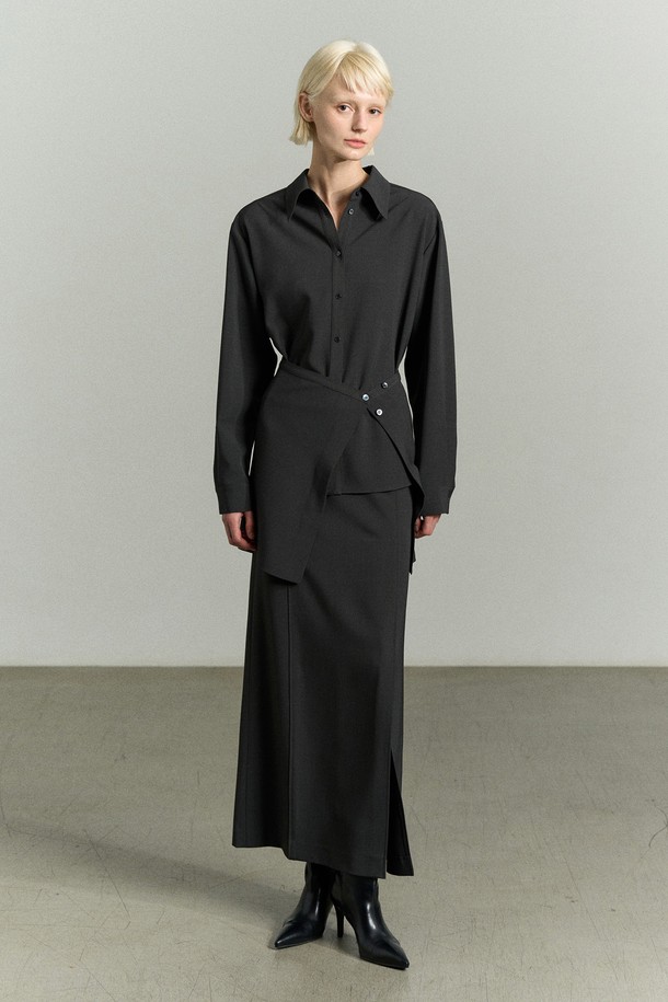 WAIST WRAP 셔츠 세트입니다. 페미닌과 캐주얼 무드를 동시에 연출할 수 있는 블랙 컬러의 셔츠/블라우스 세트로, 일상에서 활용하기 좋습니다. 얇고 부드러운 폴리에스테르 및 스판 혼방 소재로 제작되어 편안한 착용감을 선사하며, 랩 스타일 디자인과 RE RHEE 로고 버튼 디테일이 돋보입니다. 구김이 적어 관리하기 용이하며, 데이트룩과 오피스룩, 캐주얼 및 미니멀 스타일을 즐겨 입는 여성분들께 추천합니다. 반소매 레귤러 기장으로 사계절 내내 활용할 수 있습니다.
