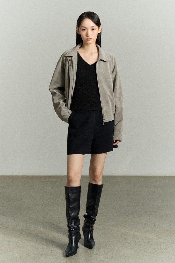 애쉬 그레이 컬러의 스냅 버튼 페이크 레더 재킷입니다. 부드러운 촉감의 폴리우레탄과 페이크 스웨이드 소재로 제작되었으며, 미니멀하고 캐주얼한 스타일을 연출합니다. 셔츠형 카라와 래글런 소매 디자인, 이중 여밈과 빈딩 밑단, 로고 패치 디테일이 특징입니다. 봄, 가을 시즌 데일리룩, 쇼핑룩, 카페룩에 활용하기 좋으며, 레귤러 핏과 크롭 기장으로 시크한 분위기를 더합니다. 안감은 폴리에스터 소재로 마감되었습니다.
