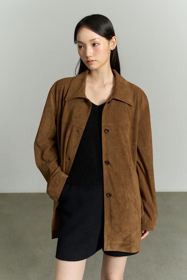 부드러운 스웨이드 소재가 돋보이는 SUEDE SHIRT JACKET(스웨이드 셔츠 재킷)입니다. 카멜 브라운 컬러의 하프 기장 셔츠 자켓으로, 루즈핏으로 제작되어 편안한 착용감을 선사합니다. 넓은 카라 디자인과 절개선, 스티치 디테일이 돋보이며, 로고 패치와 안감으로 고급스러움을 더했습니다. 봄, 가을에 데이트룩, 카페룩, 모임룩 등 다양한 TPO에 클래식, 미니멀, 시크한 스타일로 연출하기 좋습니다. 긴 소매와 버튼 여밈 방식으로, 우아하고 미니멀한 무드를 연출해 보세요.
