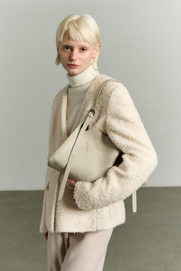 아이보리 베이지 컬러의 ADJUSTABLE STRAP LEATHER BAG(어저스터블 스트랩 레더 백)은 RE RH'EE 컬렉션의 하이엔드 무드를 담은 토트백입니다. 소가죽, 폴리에스터, 폴리우레탄 소재로 제작되었으며, 사선 절개 디테일과 로고 패턴이 특징입니다. 미디엄 사이즈로 토트백, 숄더백, 벨트백, 슬링백 등 3-4가지 스타일로 변형 가능하며 사이즈 조절이 용이합니다. 오피스룩, 모임룩, 소개팅룩 등 다양한 TPO에 맞춰 클래식, 미니멀, 시크한 스타일을 연출할 수 있는 사각 쉐입의 가방입니다.
