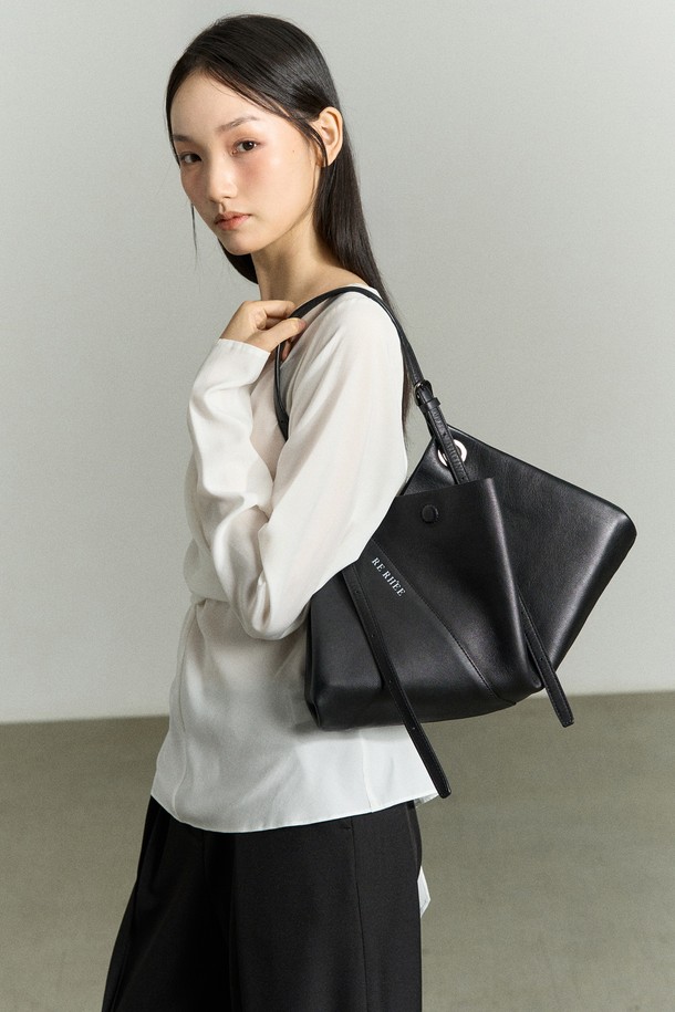 **ADJUSTABLE STRAP LEATHER BAG BLACK (어저스터블 스트랩 레더 백 블랙)**은 미니멀하고 모던한 감각을 더한 여성용 토트백입니다. 소가죽, 폴리에스터, 폴리우레탄 소재로 제작되었으며, 블랙 컬러와 로고 패턴으로 시크한 매력을 선사합니다. 3-4가지 스타일 변형이 가능하여 토트백, 숄더백, 벨트백, 슬링백으로 활용할 수 있으며, 드레이핑 디자인과 하이엔드 무드를 연출합니다. 길이 조절 가능한 스트랩과 RE RH'EE 로고 디테일, 사선 절개 디테일이 특징이며, 출근룩과 오피스룩에 잘 어울립니다. 미디엄 사이즈로 일상에서 실용적으로 사용할 수 있습니다.
