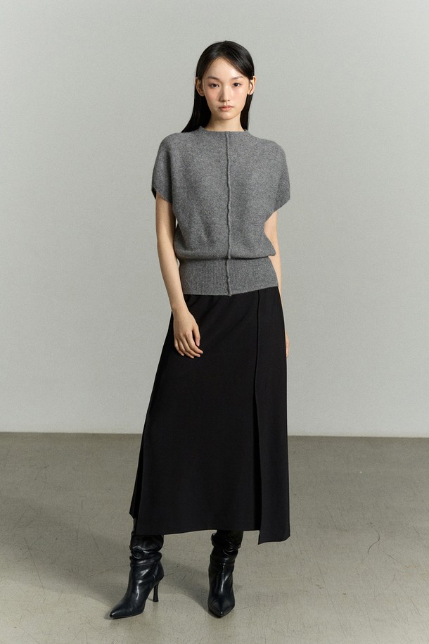 라쿤 울 하프 슬리브 톱 그레이는 여성스러운 무드를 연출하는 하프넥 니트입니다. 멜란지 그레이 및 모카 컬러로 출시되었으며, 봄, 가을, 겨울 시즌에 착용하기 좋습니다. 라쿤, 울, 나일론, 비스코스 혼방 소재로 제작되어 부드러운 촉감을 선사하며, 레귤러핏과 중간 두께감으로 편안하게 착용 가능합니다. 립 조직 밑단, 앞 중심 절개 라인, 뒷면 금속 장식, RE RHEE 브랜드 디테일이 돋보이며, 출근룩 및 모임룩에 미니멀하고 세련된 스타일을 더해줍니다.
