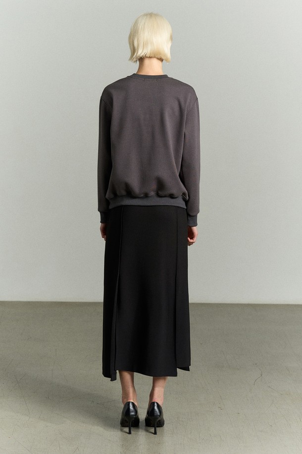 블러 로고 스웨트셔츠는 차콜 컬러의 남녀 공용 스탠다드핏 스웨트셔츠입니다. 면, 폴리에스터, 밍크 소재로 제작되었으며, 두꺼운 두께감과 부드러운 촉감, 기모 안감으로 보온성을 높였습니다. 긴 소매와 라운드넥 디자인으로, 겨울철 데일리룩, 집콕룩, 산책룩 등 다양한 TPO에 활용하기 좋습니다. 미니멀하고 베이직한 스타일을 추구하며, 전면에 RE RHEE 블렌딩 로고 그래픽과 네크라인 배색 심볼 자수가 포인트로 더해졌습니다.
