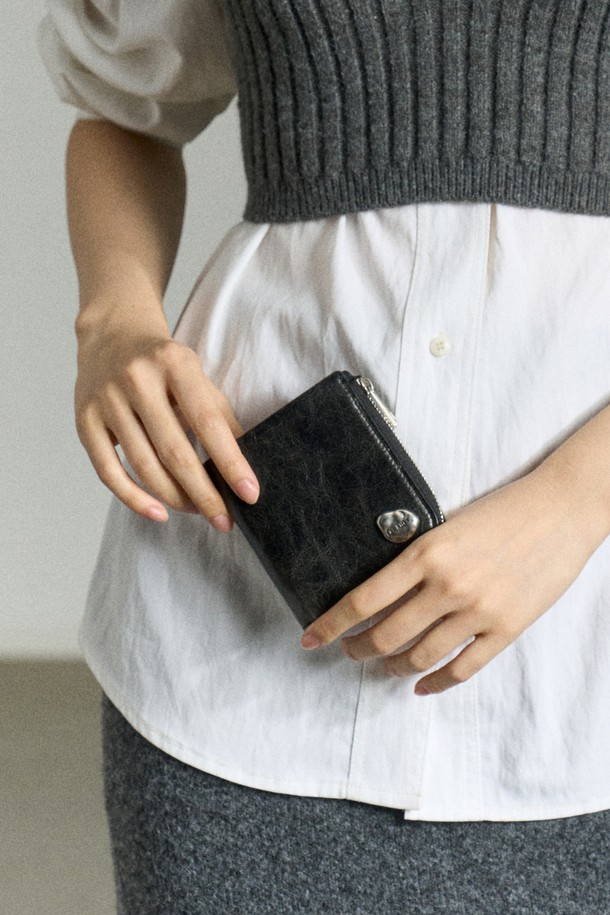 차콜 그레이 색상의 소가죽 소재 소프트 지퍼 월렛입니다. 스몰 사이즈의 무지 디자인으로, 리 리히 로고 각인과 스톤 장식이 돋보입니다. ㄱ자 지퍼 클로징 방식이며, 워싱된 크랙 가죽의 질감이 특징입니다. 카드, 지폐, 동전 수납이 가능하여 실용적이며, 데이트룩, 모임룩, 비즈니스 캐주얼 등 다양한 때와 장소와 목적에 활용 가능합니다. 클래식, 미니멀, 시크 스타일을 즐기는 분들께 추천합니다.