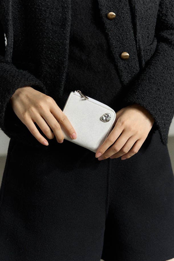 세련된 스타일을 완성할 수 있는 SOFT ZIP WALLET FOG입니다. 부드러운 소가죽 소재에 크랙 가죽과 배색 디자인을 더하여 힙한 무드를 연출합니다. 지퍼형 잠금 방식으로 소지품을 안전하게 보관하며, 카드, 지폐, 동전 수납이 가능하여 실용적입니다. RE RH'EE 로고와 스톤 장식이 포인트로, 데이트룩, 모임룩, 비즈니스 캐주얼 등 다양한 TPO에 매치하여 미니멀, 클래식, 시크 스타일을 연출할 수 있습니다. 스몰 사이즈의 사각 반지갑으로, FREE 사이즈로 출시되었습니다.
