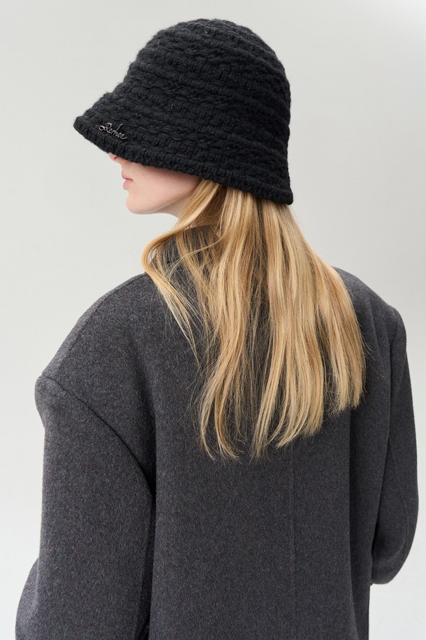 울 니트 버킷햇 블랙은 가을, 겨울철 따뜻함과 스타일을 동시에 잡을 수 있는 모자입니다. 부드러운 촉감의 울 80%, 나일론 20% 혼방 소재로 제작되어 보온성이 뛰어나며, 깊은 모자 깊이와 중간 챙 넓이로 안정적인 착용감을 제공합니다. 케이블 니트 패턴과 니트 디자인으로 클래식, 미니멀, 캐주얼 스타일 모두 소화 가능하며, 출근룩이나 모임룩에 포인트를 더할 수 있습니다.
