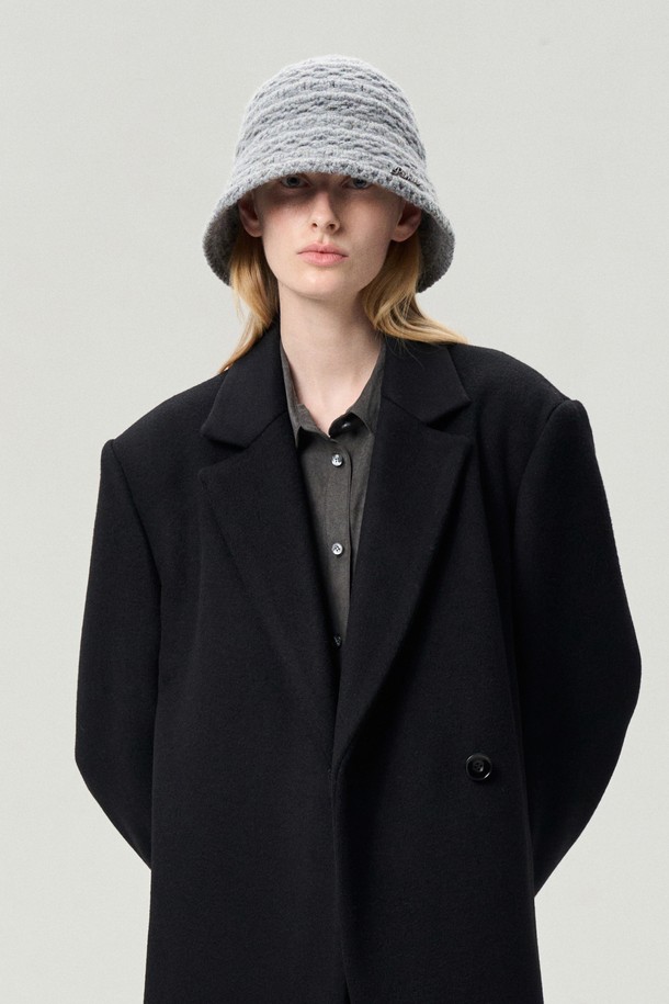 WOOL KNIT 버킷 햇 그레이는 부드러운 촉감의 울(Wool)과 나일론 혼방 니트 소재로 제작되어 가을, 겨울철 보온성을 높여줍니다. 깊은 모자 깊이와 중간 챙 넓이, 케이블 패턴이 적용되어 클래식, 캐주얼, 미니멀 스타일을 모두 소화할 수 있습니다. 일상 속 산책룩에 포인트를 더해줄 뿐만 아니라, 넉넉한 두께감으로 따뜻하게 착용 가능합니다. 그레이 컬러의 무난함은 어떤 옷차림에도 자연스럽게 어울립니다.
