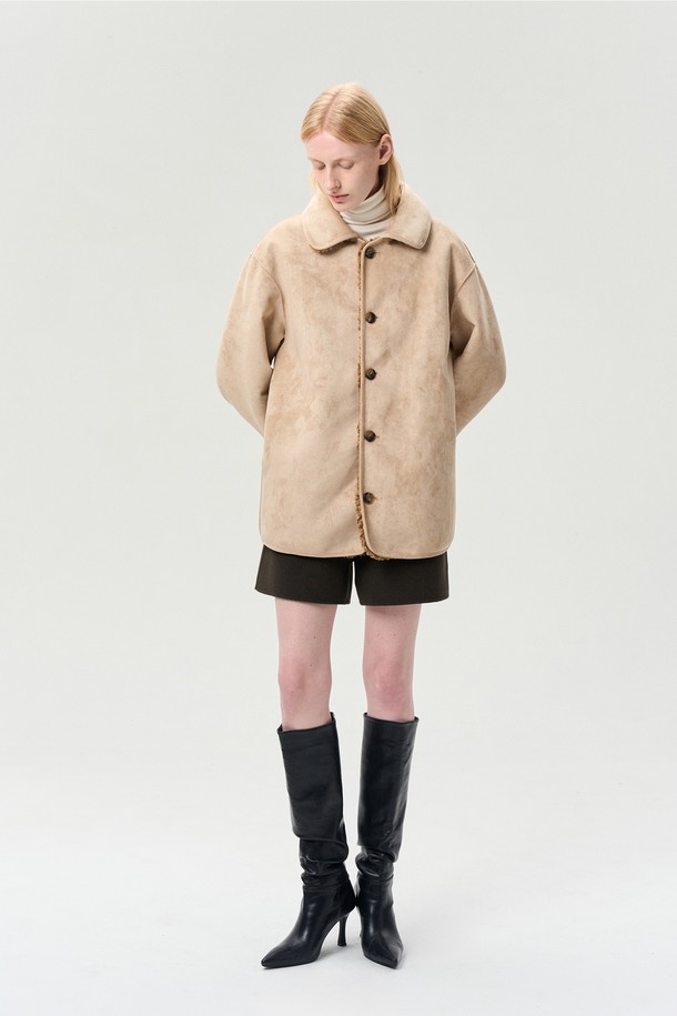 캐멀 컬러의 리버서블 퍼 재킷입니다. 여성 의류로, 겨울철 데일리 및 일상 착용에 적합합니다. 안감은 부드러운 퍼 소재로 제작되었으며, 두꺼운 두께감으로 따뜻함을 선사합니다. 무지 디자인에 레귤러핏으로, 캐주얼과 포멀 스타일 모두 연출 가능합니다. 양면 착용이 가능하며, 로고 버튼 디테일과 경량 설계로 실용성을 더했습니다.
