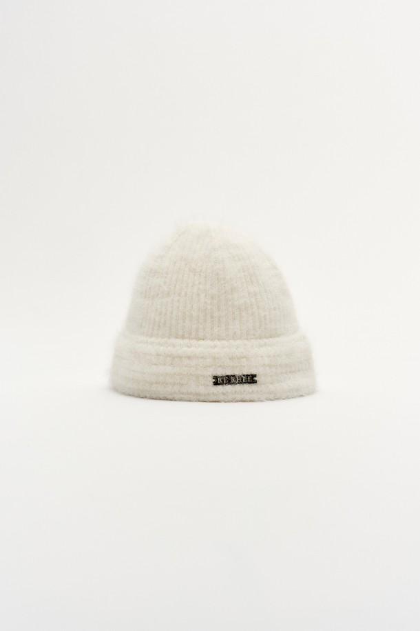 케이블 니트 비니는 여성용으로, 아크릴과 나일론 혼방 소재로 제작되어 부드러운 촉감을 선사합니다. 화이트 컬러의 두꺼운 니트 조직과 케이블 패턴이 돋보이는 디자인으로, 가을, 겨울 시즌에 따뜻하게 착용할 수 있습니다. 22cm의 모자 깊이로 안정적인 착용감을 제공하며, 캐주얼, 미니멀, 클래식 스타일 모두에 잘 어울립니다. 보온 기능에 충실하여 추운 날씨에도 따뜻함을 유지해 줍니다. 
