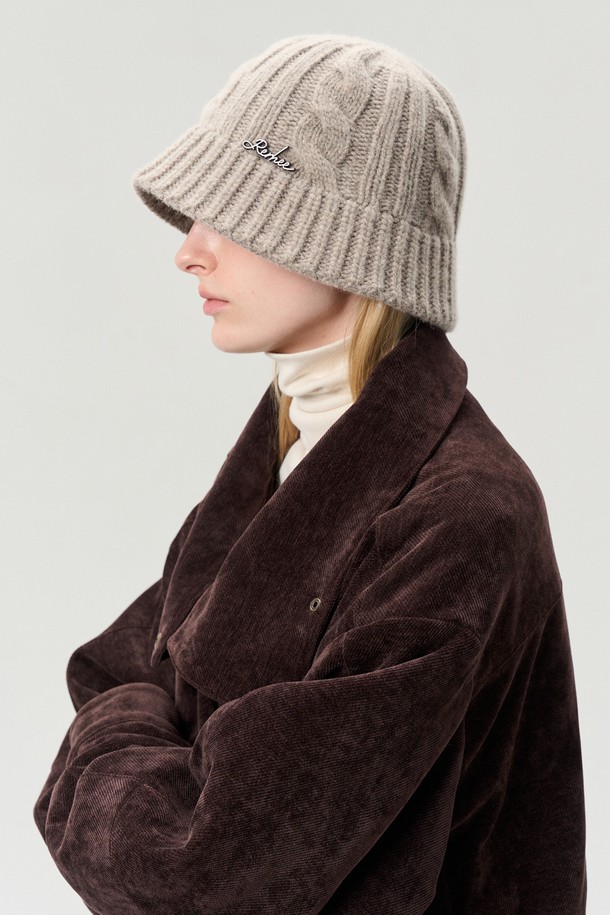 울 케이블 니트 비니는 가을, 겨울 시즌에 어울리는 포근한 모자입니다. 베이지와 브라운 두 가지 색상으로 출시되어 출근룩, 데이트룩 등 다양한 TPO에 활용 가능합니다. 울 80%, 나일론 20% 혼방 소재로 제작되어 부드러운 촉감을 자랑하며 깊은 모자 깊이로 안정감 있는 착용감을 선사합니다. 케이블 니트 패턴과 미니멀, 클래식, 캐주얼 스타일을 모두 아우르는 디자인으로 폭넓은 스타일 연출이 가능합니다. 두꺼운 두께감으로 보온성을 높였으며 니트 패턴이 돋보이는 디자인 장식이 특징입니다.

