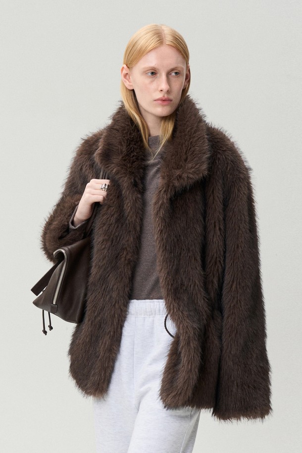 초콜릿 컬러의 드로우스트링 퍼 재킷은 부드러운 페이크퍼 소재로 제작되어 따뜻하고 포근한 착용감을 선사합니다. 루즈핏으로 편안하게 착용 가능하며, 허리 부분의 스트링으로 핏 조절이 용이합니다. 캐주얼, 클래식, 미니멀 스타일을 모두 소화할 수 있으며, 데이트룩에 우아함을 더해줍니다. 크롭 기장에 긴소매 디자인으로, 겨울철 다양한 스타일링에 활용하기 좋습니다. 히든 걸고리와 스냅 여밈 방식, 옆선 주머니, 카라 디자인이 돋보입니다.
