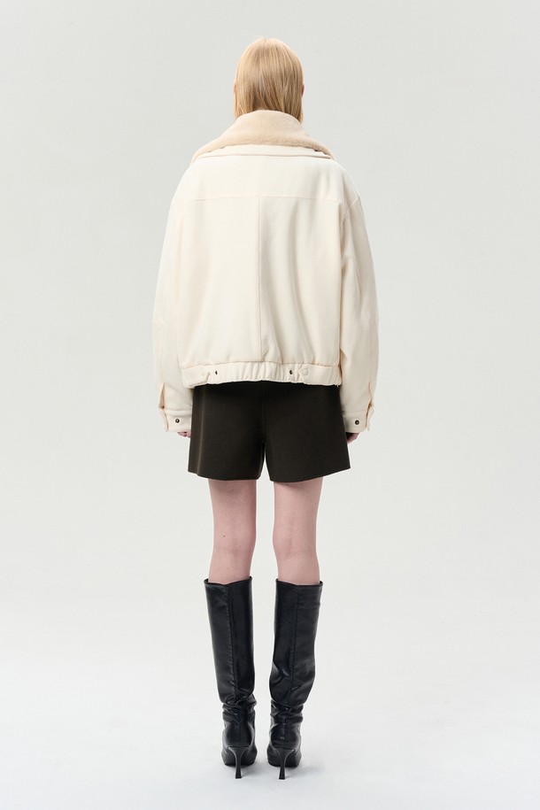 **하이넥 코듀로이 점퍼 크림**은 부드러운 코듀로이 소재와 보온성을 자랑하는 겨울철 필수 아우터입니다. 탈착 가능한 퍼 카라와 밑단 밴딩, 방풍 효과로 추운 날씨에도 따뜻하고 편안하게 착용할 수 있습니다. 레귤러 핏에 지퍼와 스냅으로 여밈 방식을 더해 실용성을 높였으며, 크림과 코코아 브라운 두 가지 컬러로 출시되었습니다. 베이직한 디자인으로 출근룩, 데이트룩 등 다양한 스타일에 매치하기 좋으며, 클래식, 미니멀, 캐주얼 무드를 연출할 수 있습니다. 긴 소매 기장의 레귤러 기장으로, 겨울철 스타일리시함을 더해 줄 무스탕 타입의 재킷입니다.
