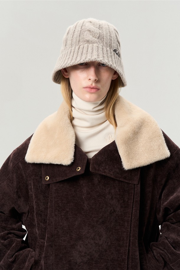 **하이넥 코듀로이 점퍼 코코아 브라운**은 겨울철 따뜻함과 스타일을 책임지는 여성 무스탕입니다. 부드러운 코듀로이 소재와 두꺼운 두께감, 퍼 안감으로 뛰어난 보온성을 제공하며 방풍 기능으로 추운 날씨에도 끄떡없습니다. 탈착 가능한 퍼 카라와 밑단 밴딩 디테일이 캐주얼하면서도 베이직한 디자인을 완성합니다. 지퍼와 스냅 여밈으로 간편하게 착용 가능하며, 레귤러핏 크롭 기장으로 다양한 스타일 연출에 활용할 수 있습니다. 출근룩과 데이트룩에 모두 잘 어울리는 코코아 브라운 컬러의 하이넥 코듀로이 점퍼로 따뜻하고 세련된 겨울을 보내세요.
