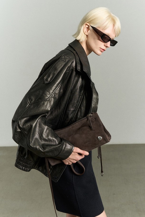 세련된 무드를 연출하는 'ASYMMETRIC COWHIDE SHOULDER BAG'입니다. 부드러운 소가죽 소재의 미디엄 사이즈 숄더백으로, 아치형 디자인과 언발란스 스트랩이 특징입니다. 슬림한 바디에 탑 지퍼와 코튼 안감을 더해 실용성을 높였으며, 시그니처 스톤 장식과 매듭 디테일로 포인트를 주었습니다. 클래식, 미니멀, 시크 스타일을 즐기는 여성분들께 오피스룩, 모임룩, 소개팅룩 등 다양한 TPO에 맞춰 활용하기 좋은 아이템입니다. 지퍼형 잠금 방식으로 소지품을 안전하게 보관할 수 있습니다.
