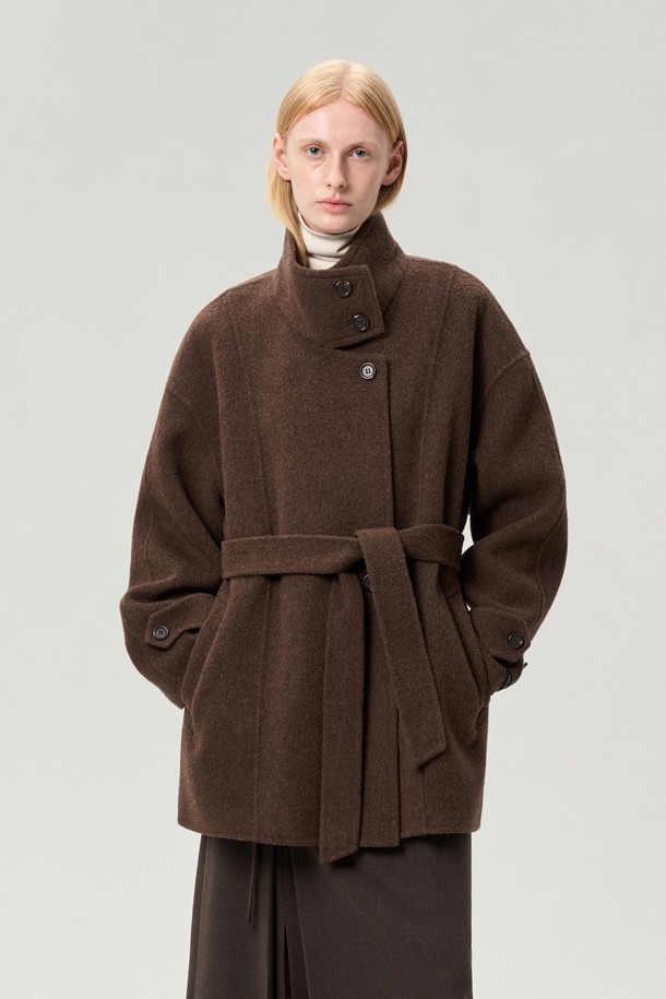 울 블렌드 버튼업 하프 코트는 가을과 겨울에 어울리는 여성용 아우터입니다. 초콜릿 브라운 컬러의 하이넥 디자인으로, 모던하고 도회적인 무드를 연출합니다. 루즈핏으로 제작되어 편안하며, 탈부착 가능한 허리 스트랩으로 다양한 스타일을 연출할 수 있습니다. 울, 텐셀, 폴리에스터 혼방 소재로 부드러운 촉감과 은은한 광택감을 선사하며, 소매 비죠 디테일이 돋보입니다. 출근룩, 오피스룩, 모임룩 등 다양한 TPO에 클래식, 미니멀, 캐주얼 스타일로 활용하기 좋습니다.
