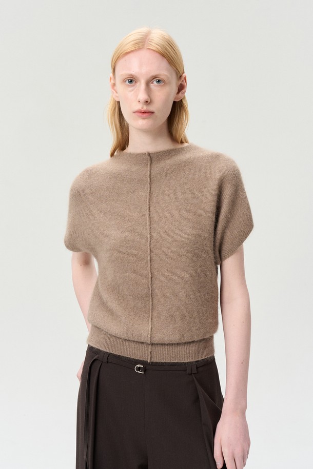 라쿤 울 하프 슬리브 탑 모카는 부드러운 촉감과 세련된 스타일을 자랑하는 여성 상의입니다. 봄, 가을 시즌에 적합하며, 미니멀하고 세련된 무드를 연출합니다. 하프넥 디자인에 레귤러핏으로 편안하게 착용 가능하며, 멜란지 텍스처가 은은한 멋을 더합니다. 라쿤, 울, 나일론, 비스코스 혼방 소재로 제작되어 고급스러운 분위기를 선사하며, 앞 중심 절개 라인과 뒷면 금속 장식이 포인트입니다. 모임룩, 클래식 스타일 연출에 적합하며, 립 조직 밑단으로 안정감을 더합니다.
