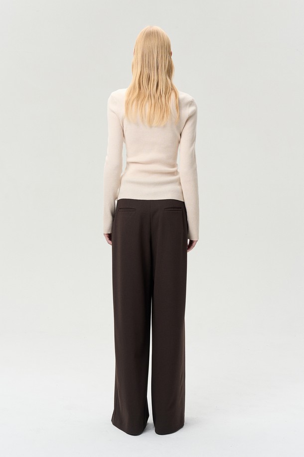 아이보리 컬러의 FRONT WRAP KNIT TOP (프론트 랩 니트 탑)입니다. 여성 의류 상의 카테고리에 속하며, 봄, 가을 시즌에 착용하기 좋습니다. 부드러운 촉감의 아크릴, 나일론, 폴리에스터, 폴리부틸렌 테레프탈레이트 혼방 소재로 제작되었으며, 슬림핏에 긴 소매, 랩 네크라인, 골지 패턴이 특징입니다. 데이트룩, 모임룩, 클래식, 미니멀, 로맨틱 스타일을 연출하기 좋으며, 크로스 랩 디자인과 이너 레이어드 디테일이 돋보입니다. 신축성이 있어 편안하게 착용 가능합니다.
