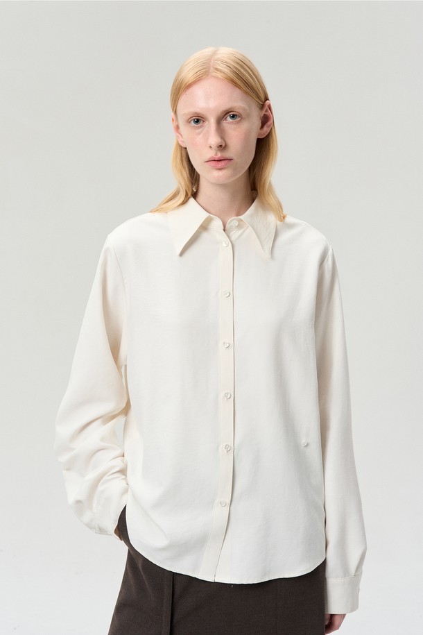 세련된 무드의 여성 셔츠/블라우스, "SIDE BUTTON SUEDE SHIRT" 화이트입니다. 부드러운 스웨이드 터치감과 기모 텍스처가 특징이며, 시크하고 감각적인 스타일을 연출합니다. 데일리룩과 포멀룩 모두 소화 가능한 활용도 높은 아이템으로, 사이드 버튼 디테일과 마블 투톤 버튼이 포인트를 더합니다. 긴소매 디자인과 스탠다드핏으로 편안하게 착용 가능하며, 2-way 착용으로 다양한 스타일을 연출할 수 있습니다. 봄, 가을 시즌에 오피스룩, 출근룩, 모임룩 등 TPO에 맞춰 클래식하고 미니멀한 스타일을 완성해보세요.
