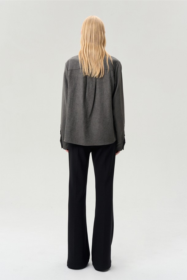 세련된 무드의 사이드 버튼 스웨이드 셔츠 차콜입니다. 부드러운 스웨이드 소재와 두께감으로 가을, 겨울 시즌 따뜻하게 착용할 수 있습니다. 차이나칼라와 스탠다드핏 디자인으로 시크하고 고급스러운 스타일을 연출하며, 데일리 및 포멀 룩 모두 소화 가능합니다. 사이드 버튼 디테일과 2-way 착용이 가능하여 다양한 스타일링을 즐길 수 있으며, 마블 투톤 버튼으로 은은한 포인트를 더했습니다. 긴 소매 기모 텍스처가 특징이며, 오피스룩, 출근룩, 모임룩에 활용하기 좋습니다.
