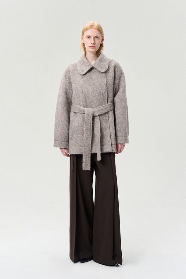 WOOL BLEND FUNNEL NECK HALF COAT는 여성스러운 무드와 캐주얼함을 동시에 연출하는 하프 코트입니다. 부드러운 촉감의 울(Wool)과 폴리에스터 혼방 소재로 제작되어 가을과 겨울에 따뜻하게 착용할 수 있습니다. 하이넥으로 연출 가능한 둥근 카라 디자인과 탈부착 가능한 허리 스트랩으로 다양한 스타일을 연출할 수 있으며, 가슴 포켓과 사이드 포켓으로 실용성을 더했습니다. 루즈핏으로 편안한 착용감을 선사하며, 그레이 컬러와 무지 디자인으로 출근룩, 모임룩, 데이트룩 등 다양한 TPO에 활용 가능합니다. 클래식, 미니멀, 캐주얼 스타일을 즐겨 입는 분들께 추천합니다.
