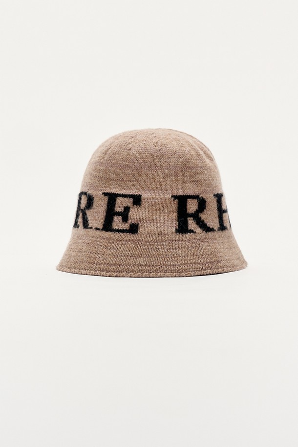 헤이즐넛 컬러의 로고 자수 울 버킷햇입니다. 울 80%, 나일론 20% 혼방 소재로 제작되어 부드러운 촉감과 두꺼운 두께감으로 따뜻함을 선사합니다. 깊은 모자 깊이와 중간 챙 넓이로 편안한 착용감을 제공하며, 캐주얼, 클래식, 미니멀 스타일 모두 소화 가능합니다. 가을, 겨울철 출근룩과 모임룩에 포인트 아이템으로 활용하기 좋습니다. 자수 디테일의 로고 디자인이 돋보이는 모자입니다.
