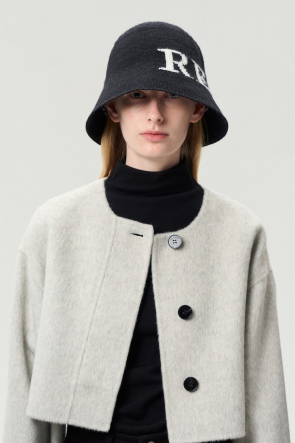 블랙 컬러의 로고 자수가 돋보이는 울 버킷햇입니다. 울 80%와 나일론 20% 혼방 소재로 제작되어 부드러운 촉감을 선사하며, 가을/겨울 시즌에 따뜻하게 착용하기 좋습니다. 깊은 모자 깊이와 중간 챙 넓이로 안정적인 핏을 제공하며, 미니멀, 클래식, 캐주얼 스타일 모두 소화 가능합니다. 출근룩과 모임룩에 포인트 아이템으로 활용하여 세련된 분위기를 연출해보세요.
