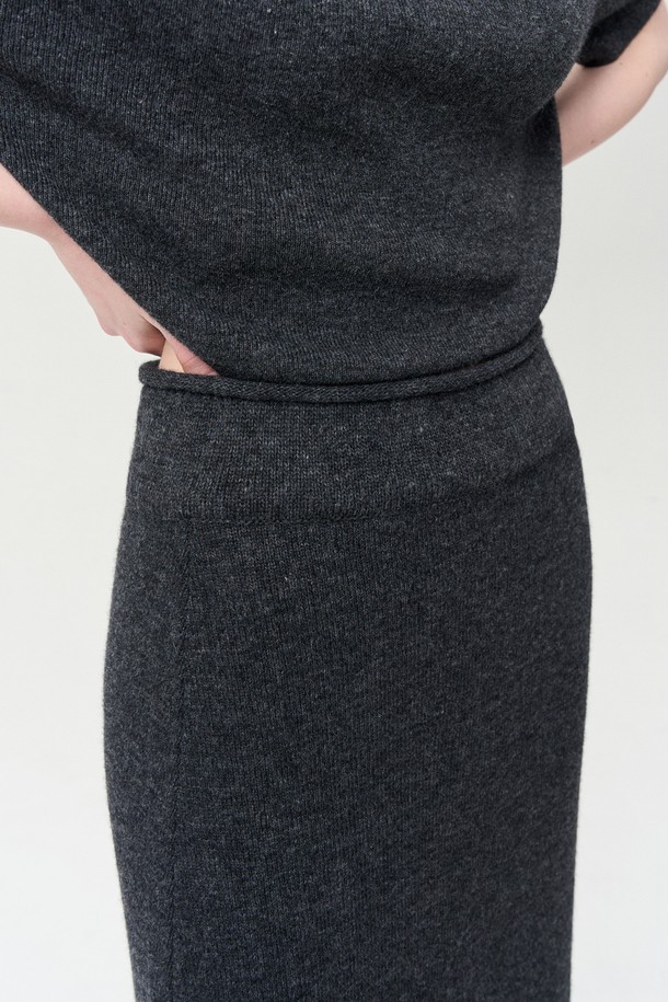 캐시미어 메리노 울 니트 스커트는 부드러운 촉감과 따뜻함을 선사하는 여성용 롱스커트입니다. 차콜 컬러의 무지 디자인으로, 클래식하고 베이직한 스타일을 연출합니다. 두꺼운 두께감의 H라인 핏으로, 가을과 겨울철 오피스룩, 출근룩, 모임룩 등 다양한 TPO에 활용하기 좋습니다. 허리 밴딩 처리와 말림 헴라인 디테일이 돋보이며, 셋업으로도 코디 가능합니다.

