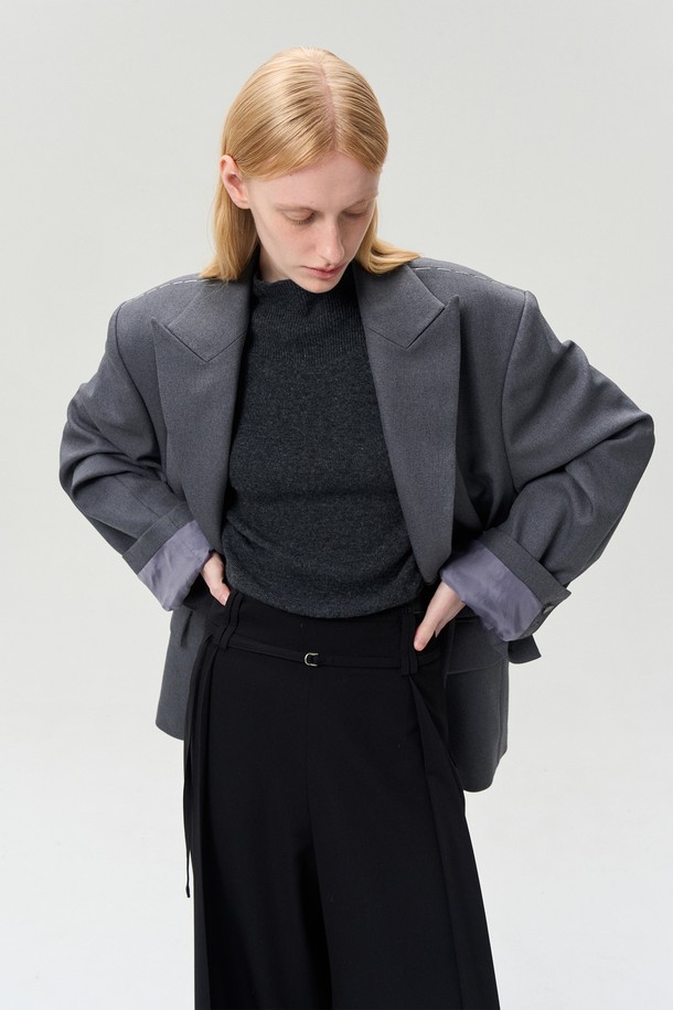 차콜 그레이 컬러의 캐시미어 메리노 울 탑입니다. 하프넥 디자인에 부드러운 촉감과 탄탄한 두께감으로 봄, 가을 시즌에 적합합니다. 캐시미어 5%와 메리노울 40%를 함유하여 고급스러운 착용감을 선사하며, 밑단 골지 디테일로 포인트를 더했습니다. 여유로운 핏으로 편안하게 착용 가능하며, 셋업 연출도 용이합니다. 출근룩, 오피스룩, 모임룩 등 다양한 TPO에 클래식, 미니멀, 시크 스타일로 활용해보세요.
