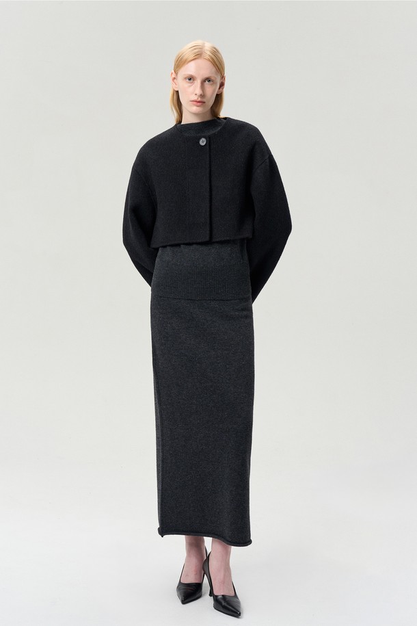 울 크롭 재킷 차콜은 여성스러운 스타일을 위한 겨울철 필수 아이템입니다. 부드러운 촉감의 울 소재와 두꺼운 두께감으로 따뜻함을 선사하며, 클래식한 무드의 무지 디자인이 특징입니다. 노카라 디자인에 볼륨감 있는 소매 라인과 아치형 실루엣이 세련된 분위기를 연출합니다. 싱글 버튼과 히든 여밈 방식으로 깔끔함을 더했으며, 루즈핏으로 편안하게 착용 가능합니다. 오피스룩, 모임룩, 데이트룩 등 다양한 TPO에 클래식, 미니멀, 시크 스타일을 연출해보세요.
