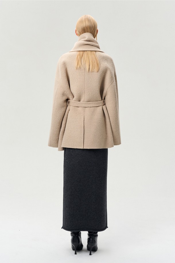 SURI ALPACA WOOL SCARF 재킷 (샌드 베이지)는 여성용 하프 코트로, 겨울에 따뜻함과 스타일을 동시에 선사합니다. 부드러운 알파카 울, 울, 나일론 혼방 소재로 제작되어 뛰어난 촉감을 자랑하며, 오버핏과 루즈핏으로 편안하게 착용 가능합니다. 머플러 디자인의 네크라인과 탈부착 가능한 스트랩이 특징이며, 핸드메이드 원단과 안감(폴리에스터) 마감으로 고급스러움을 더했습니다. 미니멀, 우아함, 모던 스타일을 추구하는 분들께 출근룩, 모임룩, 데이트룩, 클래식, 미니멀, 시크 스타일로 폭넓게 활용하기 좋은 아이템입니다. 샌드 베이지 컬러의 무지 디자인으로 어떤 옷에도 쉽게 매치할 수 있습니다.
