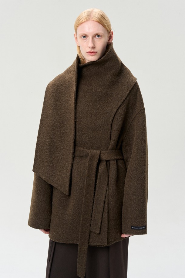 SURI ALPACA WOOL SCARF JACKET TRUFFLE(수리 알파카 울 스카프 재킷 트러플)은 고급스러운 겨울 스타일을 완성하는 스카프 자켓입니다. 트러플 브라운과 샌드 베이지 두 가지 색상으로 제공되며, 부드러운 알파카, 울, 나일론 혼방 소재로 제작되어 포근한 촉감을 선사합니다. 루즈핏의 하프 코트 스타일로, 머플러 디자인 네크라인과 탈부착 가능한 스트랩, 드롭 숄더 디테일이 특징입니다. 일상, 격식 있는 자리 모두 잘 어울리며, 클래식, 미니멀, 시크 스타일을 즐기는 분들께 추천합니다. 특히 모임룩, 데이트룩, 출근룩 등 다양한 TPO에 활용 가능합니다.
