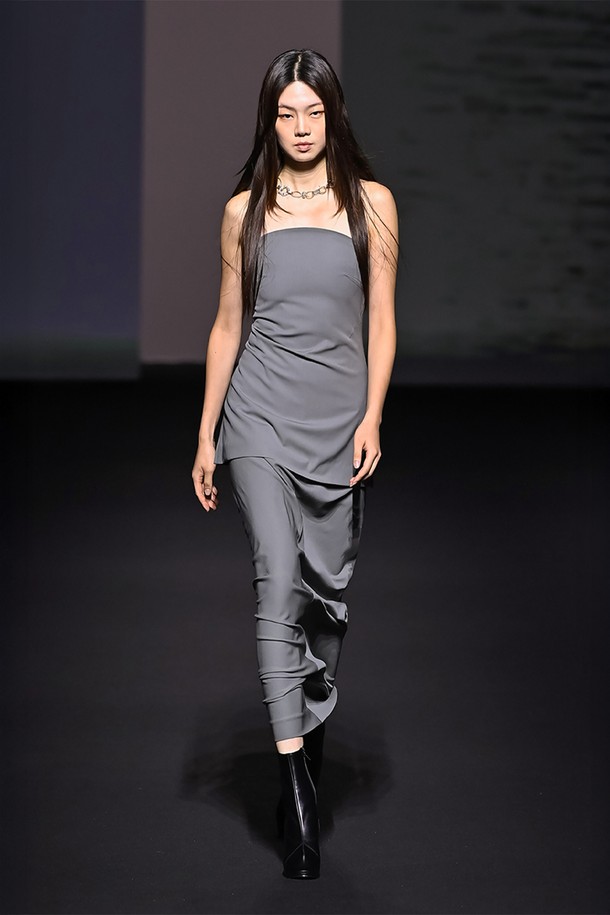 반두 롱 라인 탑은 여성 의류로, 미니멀하고 모던한 스타일을 연출합니다. 부드러운 촉감의 울 소재와 폴리우레탄 혼방으로 제작되어 봄, 여름에 시원하게 착용 가능합니다. 슬림핏 롱 기장, 오프숄더 디자인으로 세련된 분위기를 더하며, 안감이 있어 비침 걱정 없이 편안하게 입을 수 있습니다. 데이트룩, 카페룩, 모임룩 등 다양한 TPO에 활용하기 좋으며, 무지 디자인으로 클래식하고 시크한 매력을 줍니다. 그레이 컬러의 민소매 디자인은 어떤 스타일에도 잘 어울립니다.
