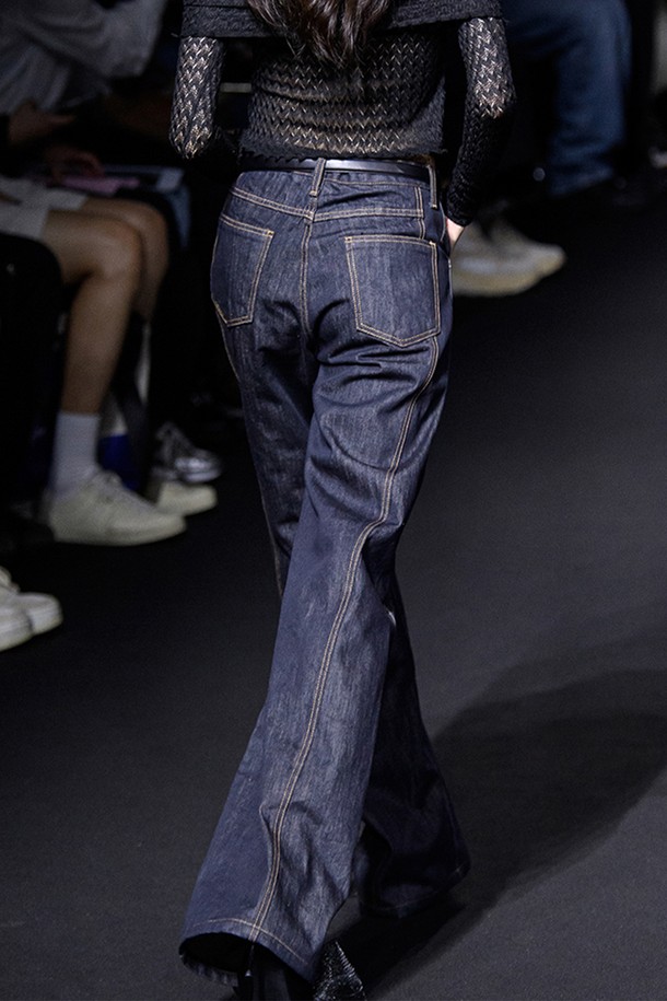 RE RHEE - 데님 - ASYMMETRIC SEAM DENIM JEAN