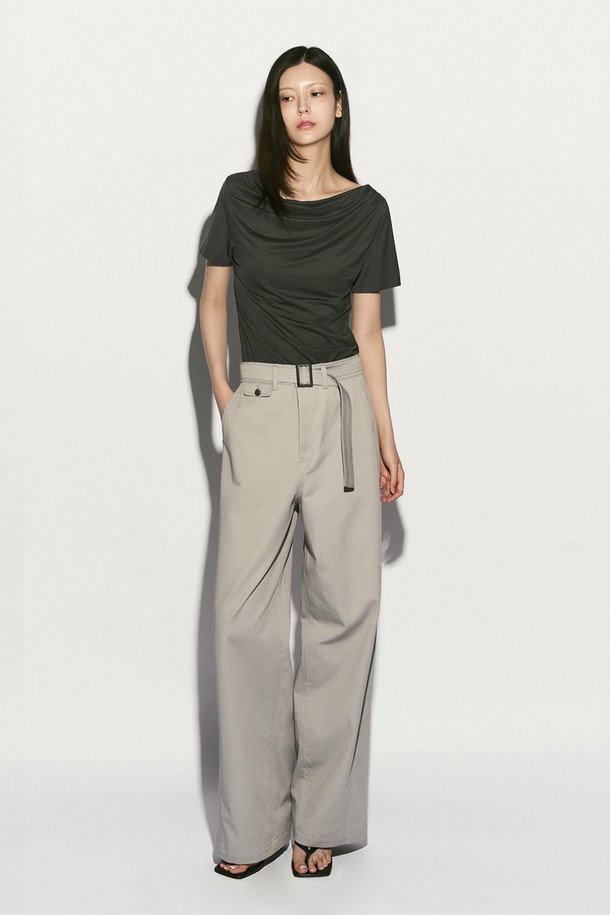 BELTED STRAIGHT LEG TROUSER ASH GRAY (벨티드 스트레이트 레그 트라우저 애쉬 그레이)는 여성 의류 바지입니다. 봄, 여름 시즌에 어울리는 애쉬 그레이 컬러의 면 소재 긴 바지로, 허리 벨트 디테일과 커브드 라인 옆선 절개가 특징입니다. 모던하고 트렌디한 스타일을 연출하며, 와이드핏과 스트레이트 핏이 혼합된 디자인입니다. 출근룩, 오피스룩, 데이트룩 등 다양한 TPO에 활용 가능하며, 미니멀, 클래식, 시크 스타일을 선호하는 분들께 적합합니다. 허리 서브 포켓 디테일과 Tone on Tone 버튼, 고밀도 면 치노 원단을 사용하여 고급스러움을 더했습니다.
