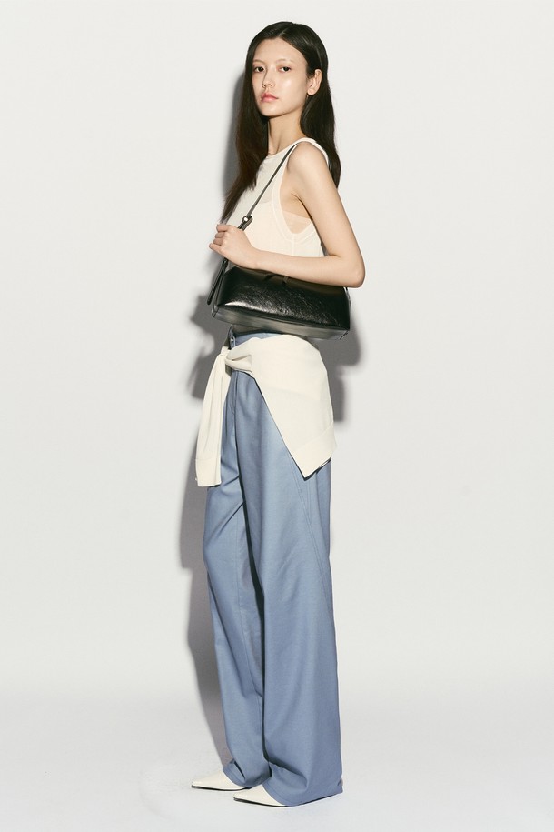 바게트 카우하이드 숄더백 블랙은 여성용 미디엄 사이즈 바게트백입니다. 소가죽 소재에 무지 패턴, 빈티지한 광택과 크랙 텍스처가 특징이며, 시그니처 로고 실링 루프와 내부 로고 가죽 바인딩으로 디자인 포인트를 더했습니다. 투웨이 지퍼 잠금 방식으로 편리하며, 내부 오픈 포켓과 조절 가능한 스트랩으로 실용성을 높였습니다. 클래식, 모던, 빈티지 스타일을 아우르며, 모임룩과 데이트룩에 잘 어울립니다.
