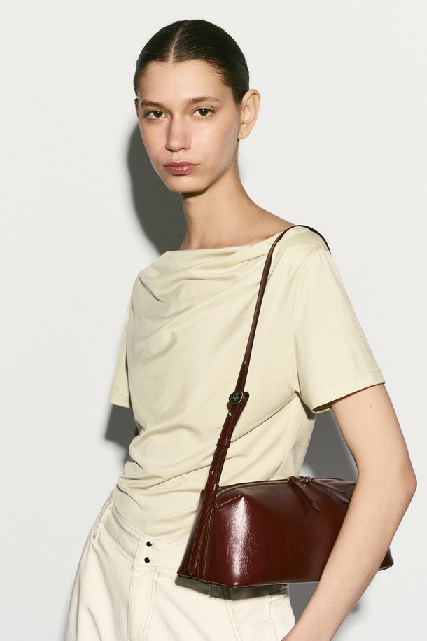 바게트 카우하이드 숄더백 버건디는 여성스러운 스타일을 완성하는 미디엄 사이즈의 가방입니다. 소가죽과 코튼 소재로 제작되었으며, 클래식, 빈티지, 모던 스타일을 모두 아우르는 디자인이 특징입니다. 숄더백 또는 크로스백으로 활용 가능하며, 투웨이 지퍼, 로고 지퍼풀러, 시그니처 로고 인쇄 등의 디테일로 고급스러움을 더했습니다. 내부 오픈 포켓과 길이 조절 스트랩으로 실용성을 높였으며, 데이트룩, 모임룩, 오피스룩 등 다양한 TPO에 잘 어울립니다. 미니멀하고 시크한 스타일을 선호하는 분들께 추천합니다.
