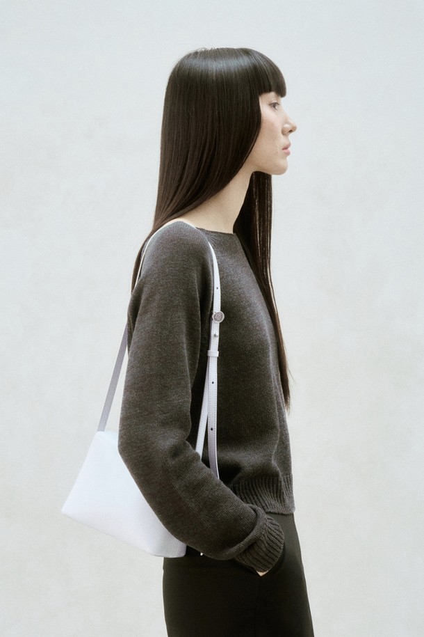 미스트 컬러의 SQUARE CROSSBODY BAG(스퀘어 크로스바디 백) MIST는 소가죽 소재의 여성용 크로스백입니다. 스몰 사이즈의 사각 쉐입으로, 빈티지하면서도 클래식한 디자인이 돋보입니다. 내부에는 오픈 포켓과 로고 가죽 바인딩이, 외부에는 지퍼 잠금 방식과 로고, 지퍼풀러, 로고 실링 루프 장식이 있습니다. 숄더/크로스 겸용으로 길이 조절이 가능하며, 데이트룩이나 오피스룩에 모던하면서도 시크한 스타일을 더해줍니다. 안감은 코튼 소재로 마감되었습니다.
