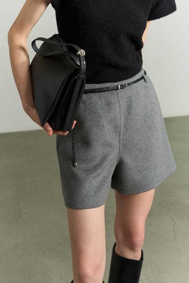 트리오 레더 백 블랙은 세련된 여성의 스타일을 완성하는 미디엄 사이즈 숄더백입니다. 부드러운 소가죽과 나파레더 소재로 제작되어 고급스러운 질감을 선사하며, 블랙 컬러의 무지 디자인으로 어떤 룩에도 잘 어울립니다. 가로 28cm, 세로 20cm, 폭 8cm의 실용적인 사이즈에 3칸 구조로 넉넉한 수납 공간을 제공하며, 코튼 안감으로 편안함을 더했습니다. 로고 장식으로 포인트를 더한 이 가방은 오피스룩, 출근룩, 모임룩 등 다양한 TPO에 클래식, 미니멀, 시크한 스타일을 연출하기 좋습니다.
